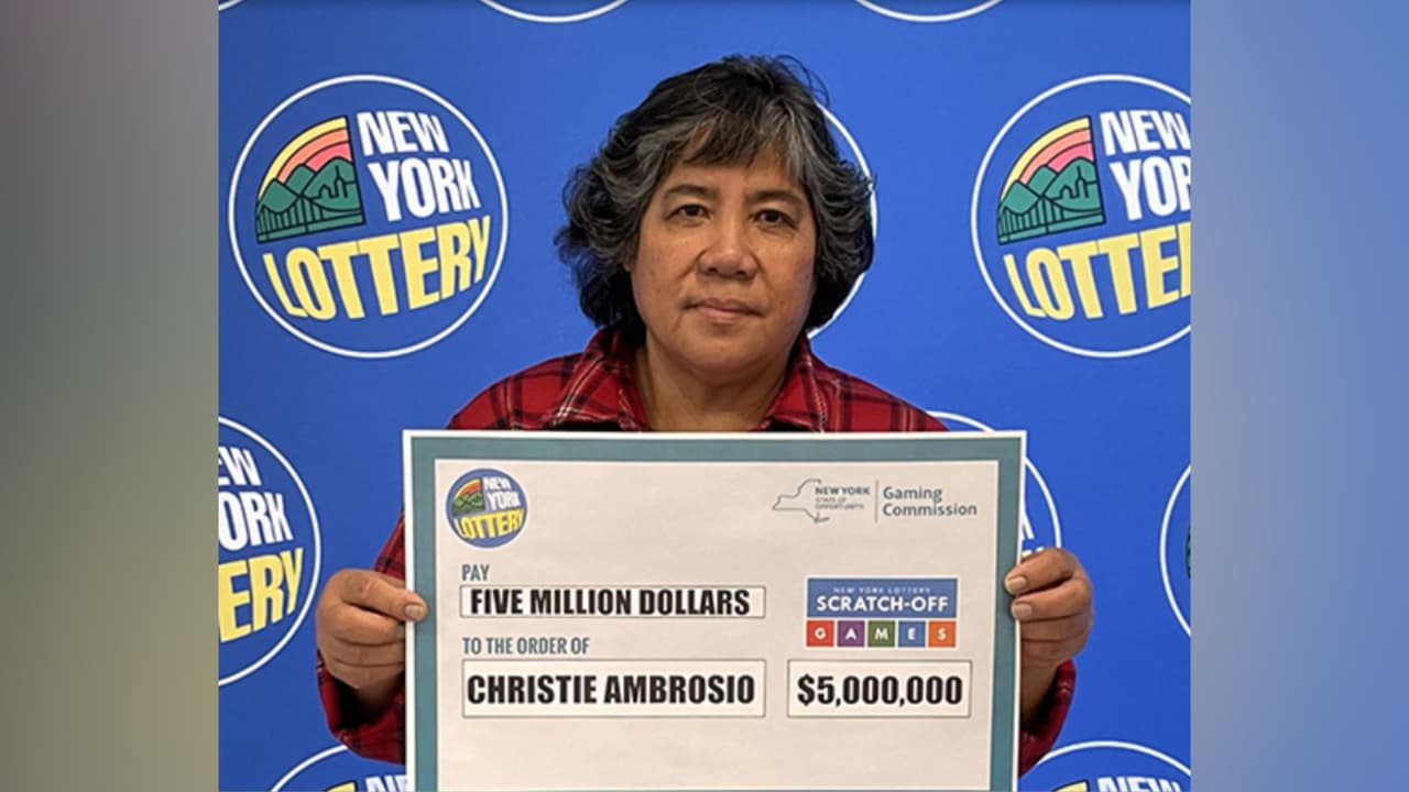 <u><b>Gana 5,000,000 en raspadito; le quitan 54% de impuestos</b></u>
<br>
<br>La lotería de Nueva York informó que una vecina del área de Pomona, Christie Ambrosio,
<b>acudió a cobrar su premio de 5,000,000 de dólares </b>que obtuvo en el juego de raspadito Xtreme Money.
<br>
<br>Ambrosio eligió
<b>recibir el premio en una sola exhibición</b>.
<br>
<br>Tras retenerle impuestos por un equivalente al
<b>54% del total del premio, la mujer obtuvo $2,311,050.</b>
<br>