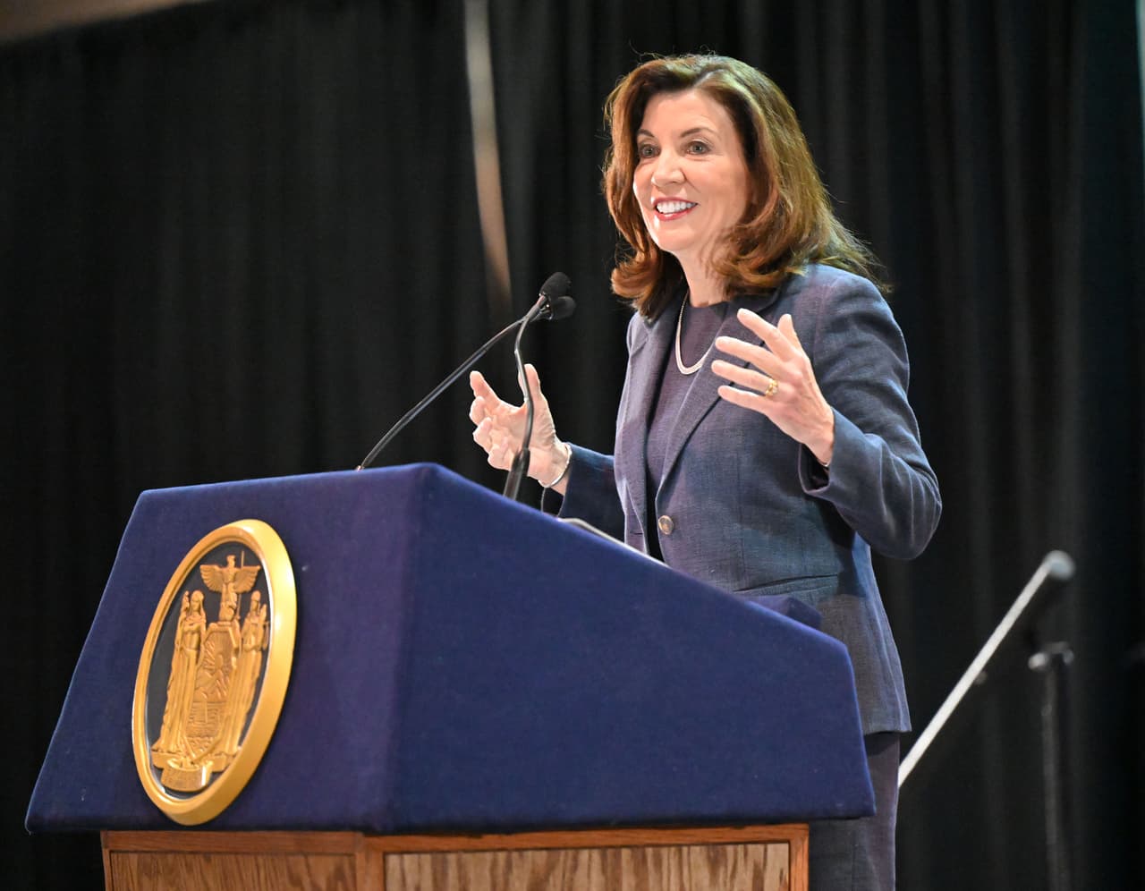 Kathy Hochul anuncia 567 millones de dólares para pagar facturas atrasadas de familias de bajos ingresos