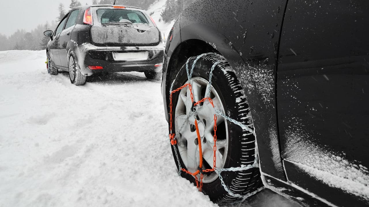 Deberás
<b>detenerte en un lugar plano y firme</b> una vez que se determine que se necesitan cadenas para la nieve. Presta atención a los lugares designados por la Patrulla de Caminos para poder estacionar y hacer la instalación.