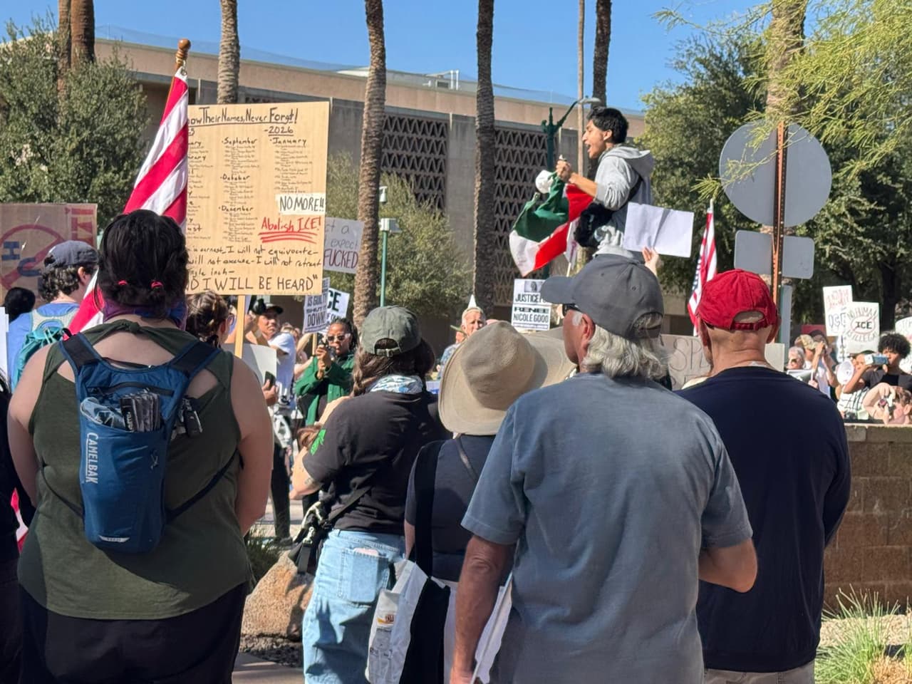 Tanto en Phoenix como en Tucson, comerciantes locales bajaron las cortinas para lanzar un mensaje de
<b> inconformidad con los operativos federales</b>.