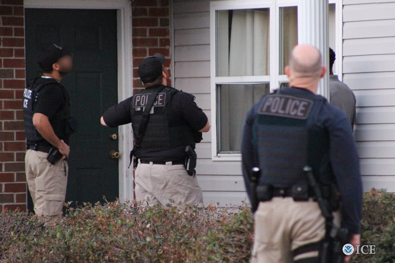 Pregunta si son agentes de inmigración y para qué están allí. Pregúntale al agente o al oficial que te muestre una identificación o identificación a través de la ventana o mirilla de la puerta. No abras la puerta a menos que ICE te muestre una orden judicial de registro o una orden de arresto por una persona en tu residencia y áreas a ser registradas en tu dirección. Si no tienen una orden, mantén la puerta cerrada. Di: “No doy consentimiento a su entrada”.