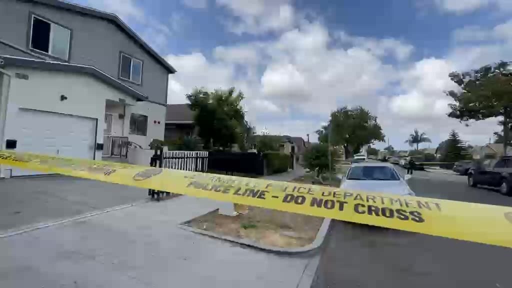 Agentes del Departamento de Policía de Los Ángeles (LAPD) descubrieron un gran arsenal de fuegos artificiales ilegales en una vivienda del sur de la ciudad durante la ejecución de una orden de registro, lo que obligó a ordenar evacuaciones inmediatas en el vecindario por razones de seguridad.