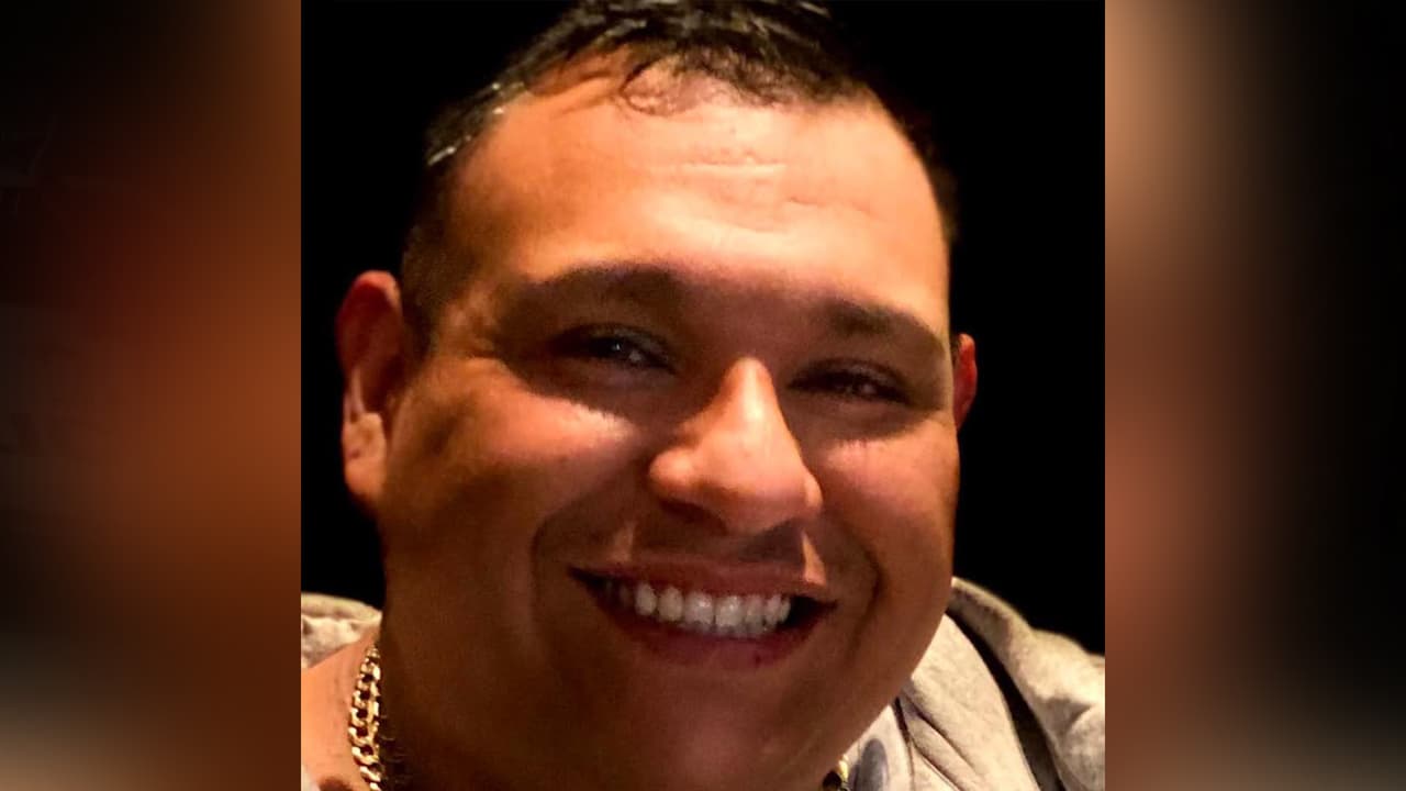 “Era un caballero, siempre decía, 'espérenme aquí voy por el carro para que no caminen'. Su hija, de 10 años, siempre andaba con él y se fue con él, mi cuñada dice que regresó corriendo al poquito tiempo, atrás llegó mi hermano y le dijo que
<b>llamara a la policía</b> y venía agarrándose un lado y ya con sangre”, narra la mujer.