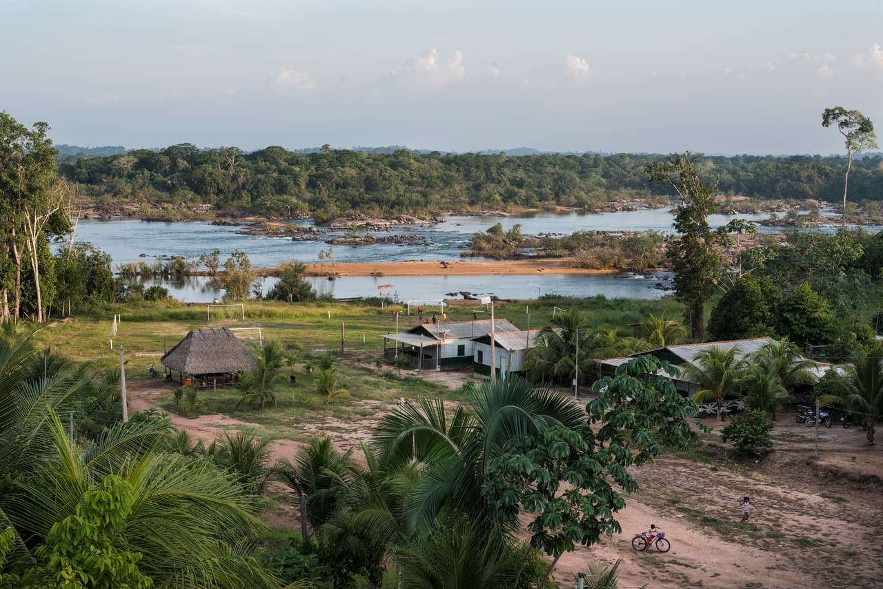 A view of the village of Miratu in the Paquiçamba Indigenous Reserve on the Volta Grande do Xingu. This part of the Xingu River has had its water flow blocked by the newly completed Belo Monte Dam, severely damaging the fishing livelihoods of the people. The Juruna are now worried that the construction of the Belo Sun gold mine on the Volta Grange will further damage their river and way of life. Dec 9, 2016.