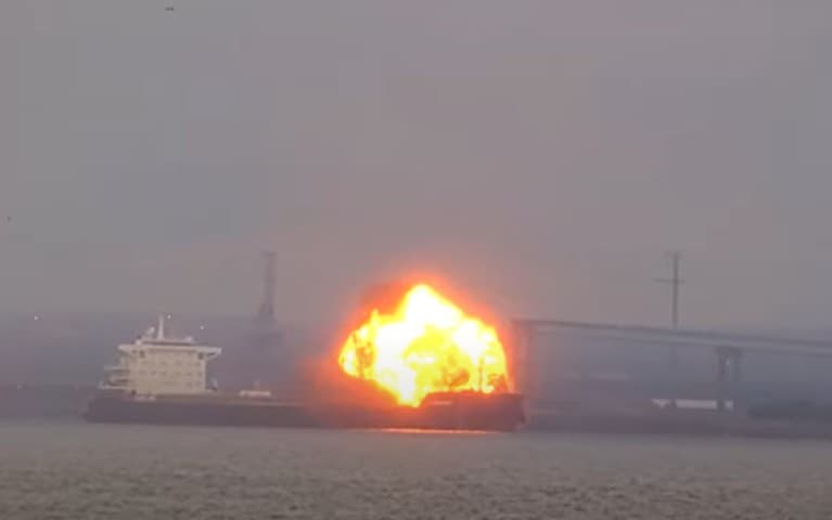 Un buque de carga se incendia en el puerto de Baltimore, cerca del sitio del accidente del puente Francis Scott Key