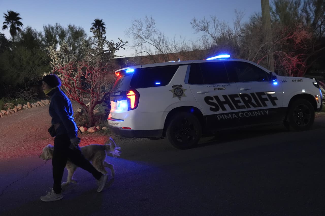 Desde que se conoció la noticia de su desaparición,
<b>agentes del sheriff del Condado Pima, así como miembros del FBI, se han desplegado</b> en la zona, y han efectuado múltiples revisiones.