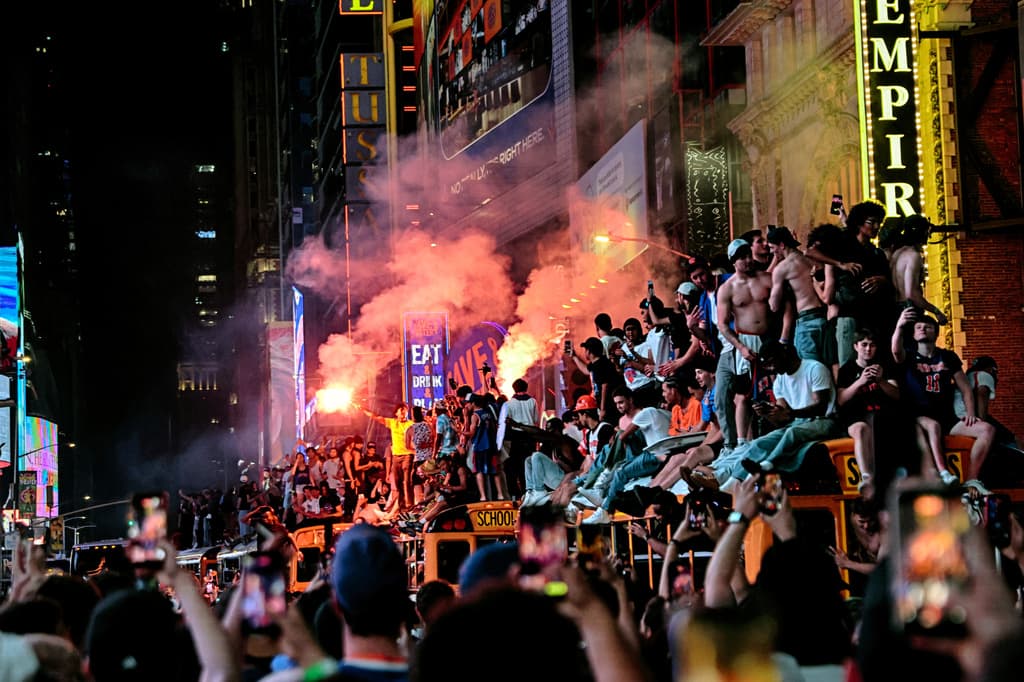 ¿Había que llevar cohetes y fuegos artificiales a la celebración espontánea? ¿Había que poner en riesgo a otras personas? No, pero la imagen capta parte del
<b>momento histórico que los fans de los New York Knicks protagonizaron durante la madrugada del domingo, 14 de junio</b>.
<br>Las
<b><a href="https://www.univision.com/local/nueva-york-wxtv/cuarto-juego-knicks-spurs-final-nba-mas-de-50-arrestos-nueva-york" target="_blank">63 personas arrestadas</a> enfrentan cargos por delitos</b> como agresión a un agente del NYPD; posesión ilegal de un arma de fuego;
<b>daños a la propiedad</b>; resistir el arresto y alteración a la paz, entre otros.