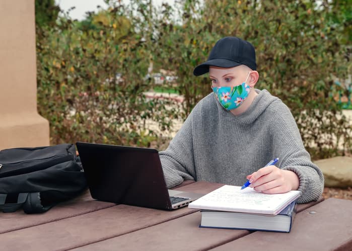<b>Becas para pacientes o sobrevivientes de cáncer. </b>Mesotelioma Cancer Alliance otorga $4,000 a un estudiante cuya vida se ha visto afectada por el cáncer. Los solicitantes que han luchado contra el cáncer en cualquier momento de sus vidas (sin limitarse al mesotelioma) son elegibles para postularse, así como aquellos que tienen un padre, hermano, familiar inmediato o amigo cercano que ha luchado o está luchando contra el cáncer web. Más información en
<a href="https://www.mesotelioma.com/scholarship/">este enlace.</a>