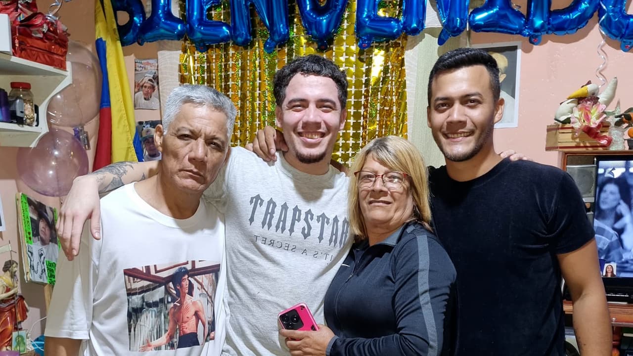 El dolor de los golpes y el trauma de ser etiquetado como delincuente: un venezolano cuenta las cicatrices que le dejó el Cecot