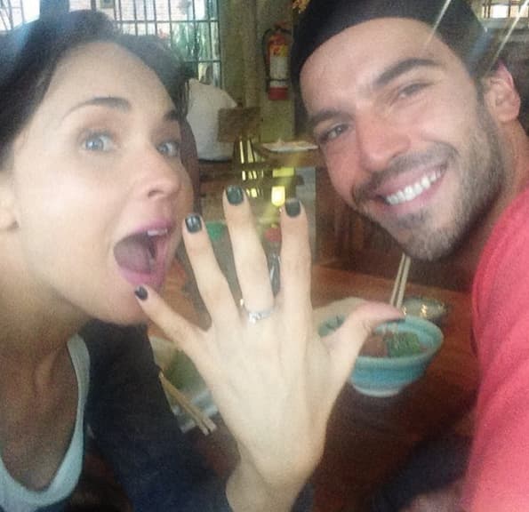 Con esta imagen la feliz pareja anunció su compromiso: "Hoy después de muchos días y meses, años, de estar juntos, recibí uno de los símbolos más bonitos de compromiso y amor!!! Así q muy felíz comparto con ustedes esta noticia!! Te amo @gutosalas ❤️❤️ en ese dedo porq me quedo grande 💍4.abril.2016".