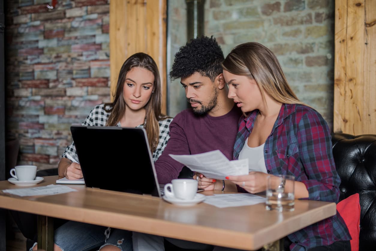 <h3 class="cms-H3-H3">1.- Condonación de préstamos por servicio público</h3>
<br>
<br>Está diseñado para atraer a los graduados universitarios a trabajar en la enseñanza, el cumplimiento de la ley y otros trabajos del sector público con la promesa de la condonación de la deuda después de años de servicio.
<br>
<br>Para calificar, las personas deben hacer 120 pagos mensuales puntuales durante 10 años para cancelar el saldo restante. Su trabajo debe realizarse en el gobierno o ciertas organizaciones sin fines de lucro.
<br>
<br>Deben estar inscritos en planes de pago específicos, principalmente aquellos que limitan los pagos mensuales de préstamos a un porcentaje de sus ingresos.