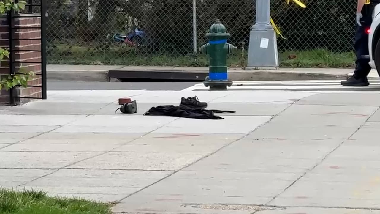 Tras atacarla arremetió con el resto de personas que se encontraban cerca.
<br>
<br>Por la investigación, fueron
<b> cerradas las cuadras 1300 a 1600 de la avenida Montello, desde la calle Neal hasta la Raum noreste</b>, en ambas direcciones.
<br>