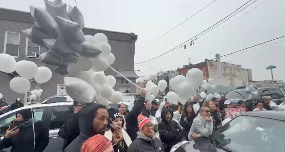 Vecinos también manifestaron su esperanza de que el proceso judicial avance. “Estoy contento porque ahora esa persona va a tener que venir a enfrentar la justicia por lo que hizo a esa niña”, señaló Luis Díaz, residente del área.