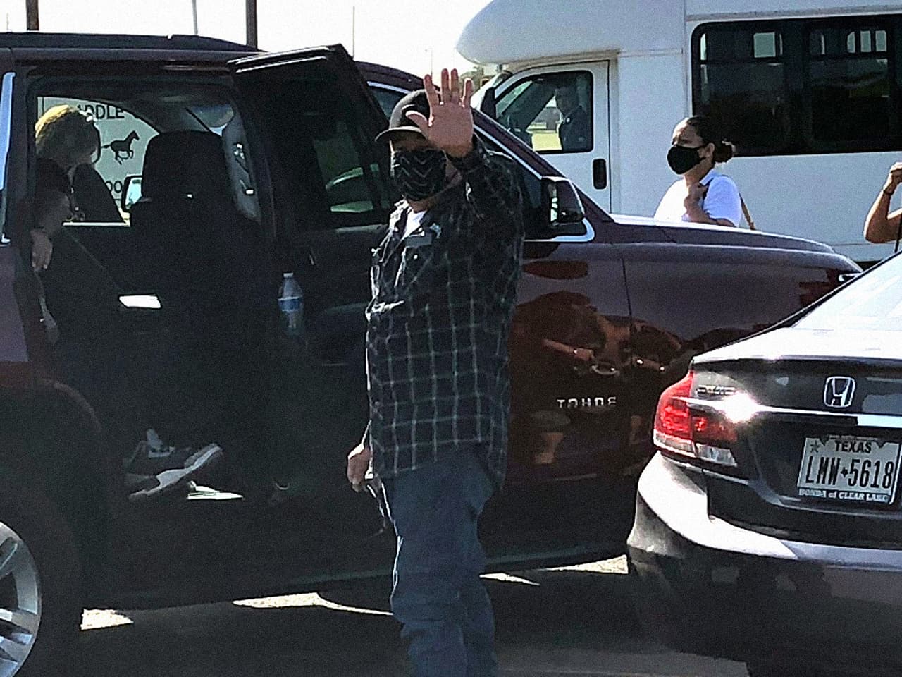 Rogelio Guillén saluda a algunos presentes a su llegada al servicio en Fort Hood.