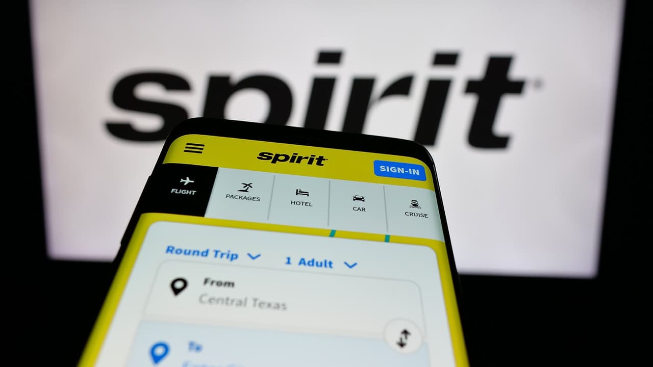 <h3 class="cms-H3-H3">Spirit cierra tras 34 años de operaciones</h3> Spirit fue una de las aerolíneas de bajo costo
<b>más importantes en Estados Unidos.</b>
<br>Su modelo permitió
<b>viajar con tarifas bajas, con cargos adicionales por servicios.</b>
<br>El cierre llega tras
<b>años de presión financiera y procesos de reestructuración. </b>
<br>En DFW, el resultado es concreto: aviones en tierra, miles de vuelos que desaparecen y pasajeros que
<b> deben empezar de nuevo con otra aerolínea.</b>