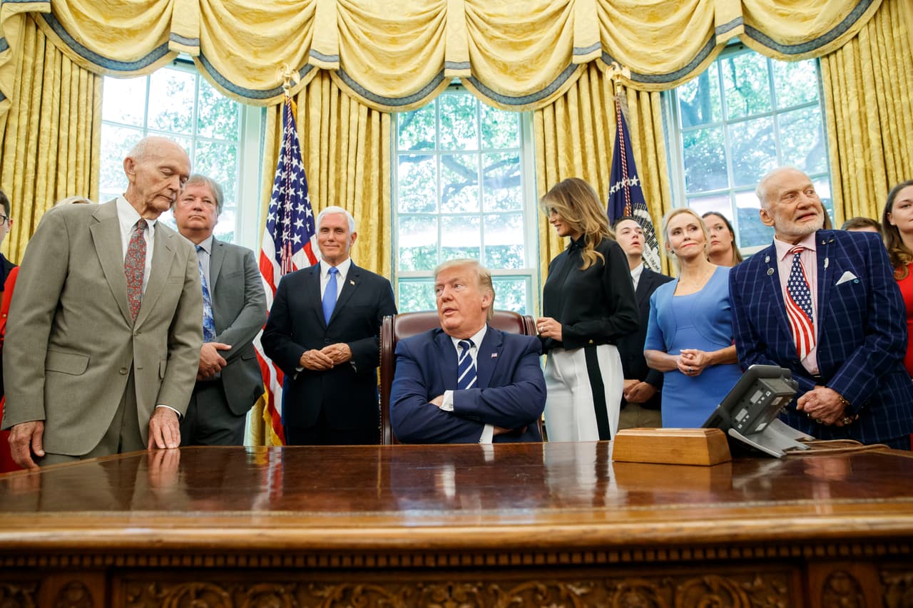 El presidente Donald Trump, acompañado por los astronautas del Apolo 11 Michael Collins (izquierda) y Buzz Aldrin (derecha), así como por Eric "Rick" Armstrong —hijo de Neil Armstrong y segundo desde la izquierda—, el vicepresidente Mike Pence y la primera dama Melania Trump. Celebran el 50º aniversario del alunizaje del Apolo 11, en el Despacho Oval de la Casa Blanca, el viernes 19 de julio de 2019, en Washington. (Foto AP/Alex Brandon)