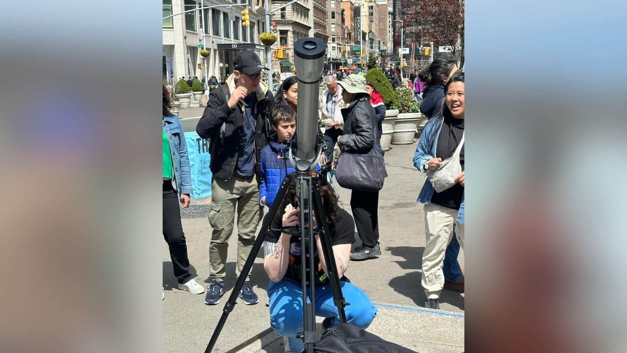 El fenómeno astronómico inicia a las 2:00 de la tarde aproximadamente. En estos
<a href="https://www.univision.com/local/nueva-york-wxtv/lugares-ciudad-nueva-york-ver-eclipse-solar-abril-2024">cinco lugares en la Ciudad de Nueva York</a> se prepararon eventos especiales para observarlo.
<br>
