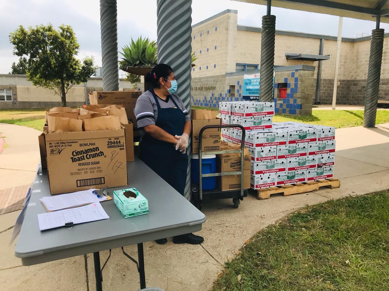 Las comidas saludables que se sirven incluyen proteínas, granos, frutas, verduras y leche. La comida está disponible hasta que se agote.