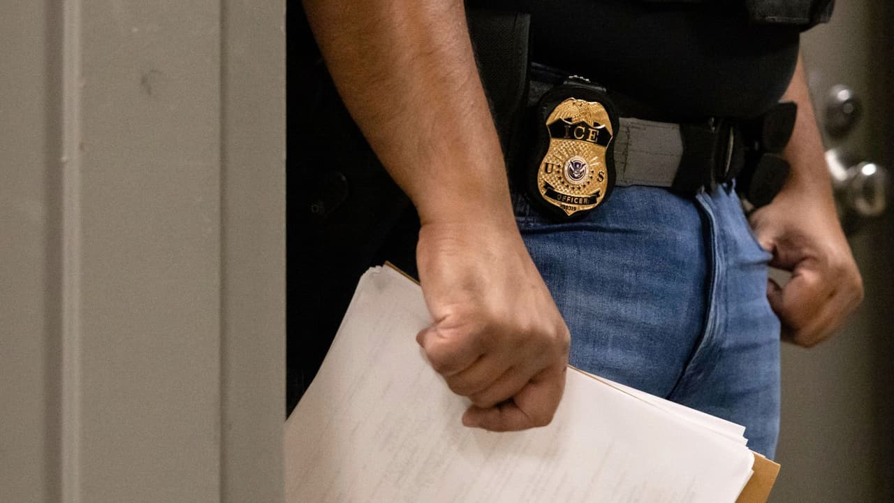 <h3 class="cms-H3-H3">Austin</h3> En el condado Travis, los datos
<b>muestran el impacto dentro de la cárcel.</b>
<br>👉🏻 En mayo de 2025,
<b>343 personas estaban marcadas con<i> detainers</i>.</b>
<br>Eso representó
<b> casi 15% de toda la población carcelaria ese mes. </b>
<br>💡 Ejemplo simple: De cada 10 personas detenidas en la cárcel, una o dos tenían un aviso activo de ICE.