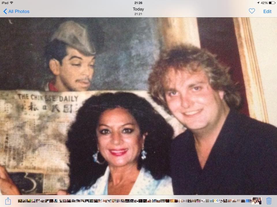 Ivanova siempre estuvo rodeado de grandes personalidades y amigos de su papá. Aquí con la desaparecida cantante española Lola Flores, 'La Faraona'.