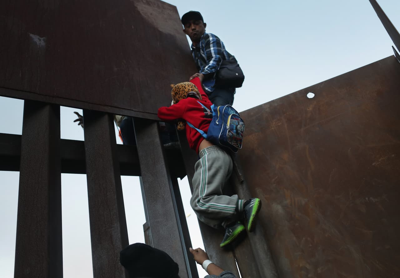“No vemos otra opción”: ante la incertidumbre, algunos migrantes de la caravana están saltando la valle fronteriza para entregarse