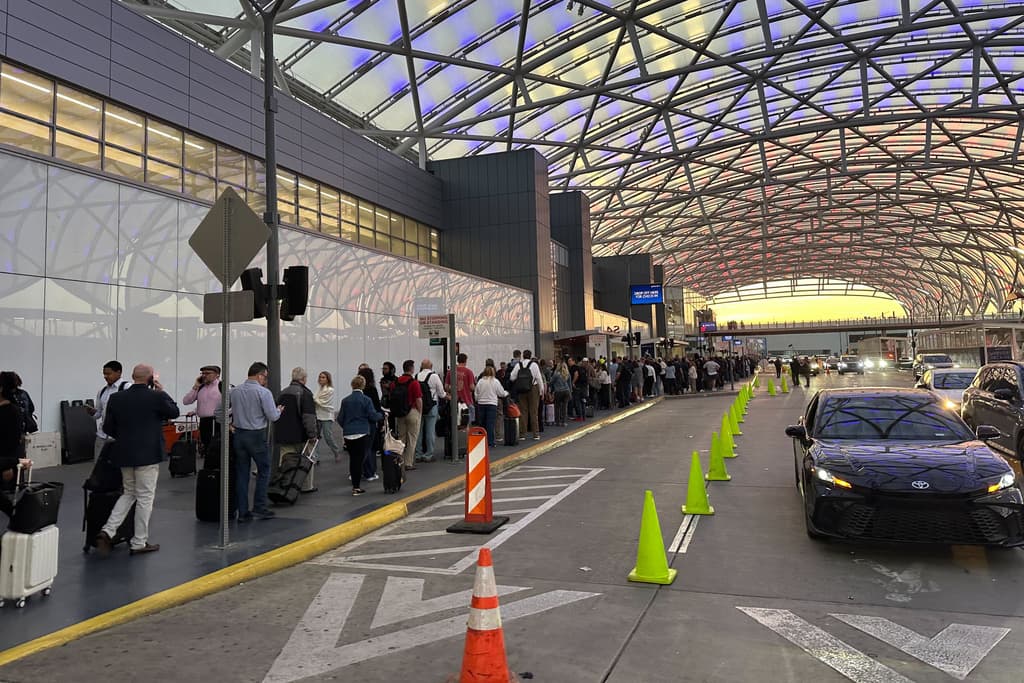 Las filas se mantuvieron así
<b>por varias horas durante la mañana de este lunes.</b>
<br>
<br>En esta foto se ve la zona donde se bajan los pasajeros para entrar a la Terminal Doméstica del aeropuerto.
<b>Solo que, en esta ocasión, la fila comenzaba ahí mismo. </b>