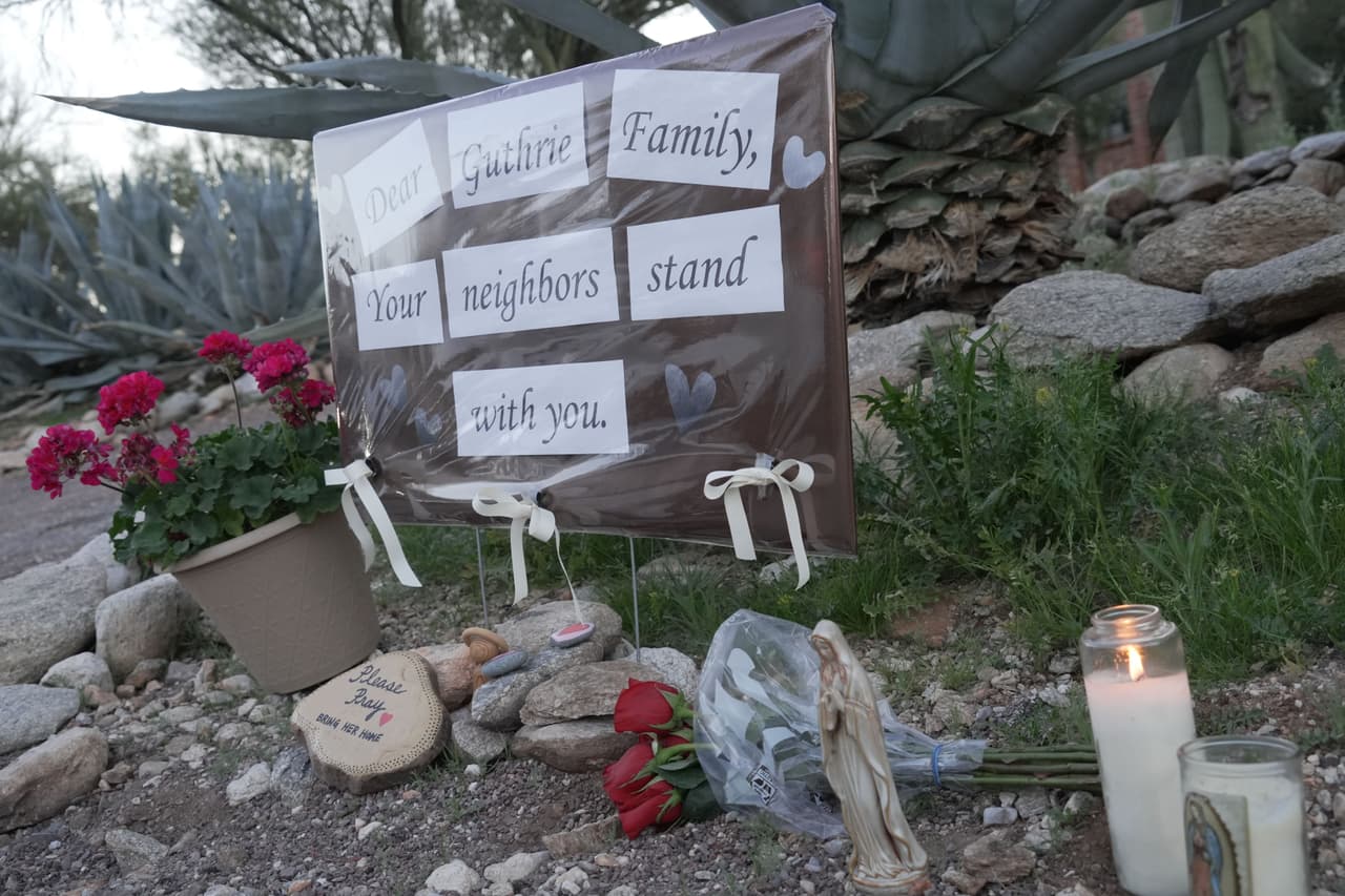 Mientras tanto, los vecinos de la casa que se encuentra cerca de East Skyline Drive y North Campbell Avenue han colocado
<b>veladoras y mensajes de apoyo, además de flores y otros objetos, para manifestar su apoyo a la familia Guthrie</b>.