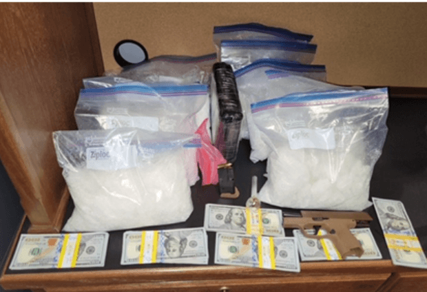 Metanfetaminas, dinero en efectivo y armas decomisadas a uno de los detenidos en Texas.