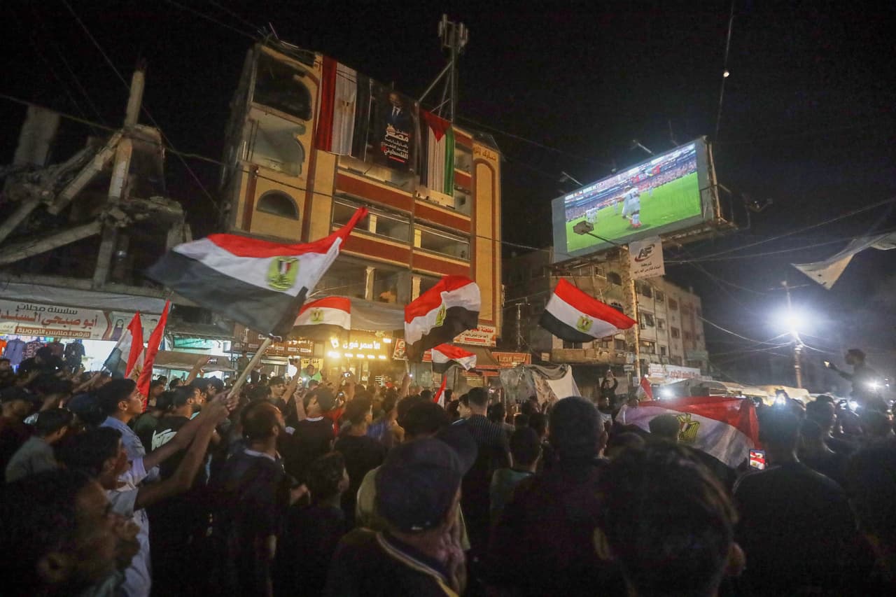 Entre escombros y pantallas improvisadas, Gaza encuentra refugio en la Copa Mundial