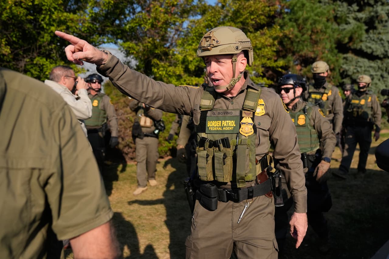 De acuerdo con el expediente judicial, una publicación en Facebook muestra a Bovino
<b> lanzando uno o dos objetos hacia la multitud, la mañana</b> del jueves, 23 de octubre,
<a href="https://www.univision.com/local/chicago-wgbo/agentes-federales-regresan-a-la-villita-por-segundo-dia-consecutivo-y-realizan-varios-arrestos" target="_blank">cerca del Discount Mall, en la esquina de las calles 26 y Whipple</a>, en el barrio de La Villita, un barrio hispano mayormente mexicano de Chicago.
<br>
<br>“El acusado Bovino parece arrojar una o dos bombas de gas lacrimógeno en dirección a una multitud de personas que protestaban, incluido un individuo que filmaba el encuentro”, señala el documento.
