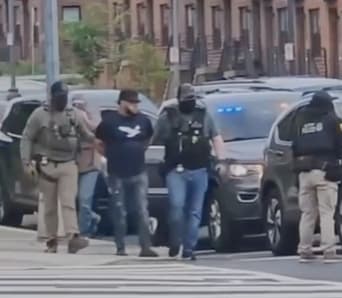 Ese primer día circuló un video en el que
<b>se ve a los agentes llevar a un hombre detenido</b>, pero ni el DHS ni el Servicio de Control de Inmigración y Aduanas (ICE) han informado sobre detenciones en estos operativos.
