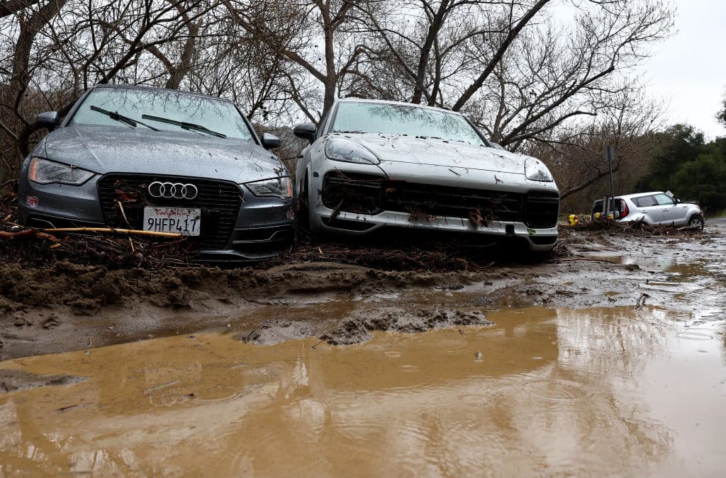 Malibú canceló las clases este martes. Se cuentan por decenas los autos afectados por las inundaciones y las carreteras llenas de lodo.