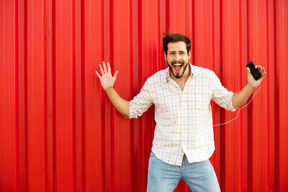 Leo es un elemento de fuego y se destaca por su asombroso potencial de energía, su inmenso afán de acción y renovación, y su espíritu entusiasta y honesto. El elemento fuego es radiante, ardiente y expresivo, y nos otorga la energía que necesitamos para llevar a cabo nuestros deberes diarios.