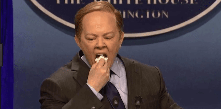 <b>3. Se atragantó con 35 pastillas de gomas de mascar</b>
<br>Esta extraña manía fue llevada a niveles hilarantes por la cómica Melissa McCarthy en Saturday Night Live, quien lo imitó poniéndose una cantidad exagerada de goma de mascar en la boca de su marca favorita, Orbit y de sabor de preferido, canela. Spicer había revelado que además de esta extraña pulsión solía tragarse los chicles, aunque el médico le advirtiera "que eso podría hacerle daño".