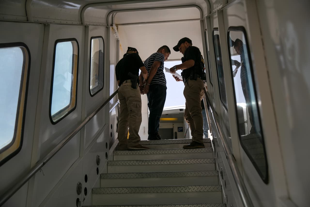 Denver aprueba contrato con aerolínea vinculada a traslados de inmigrantes detenidos por ICE