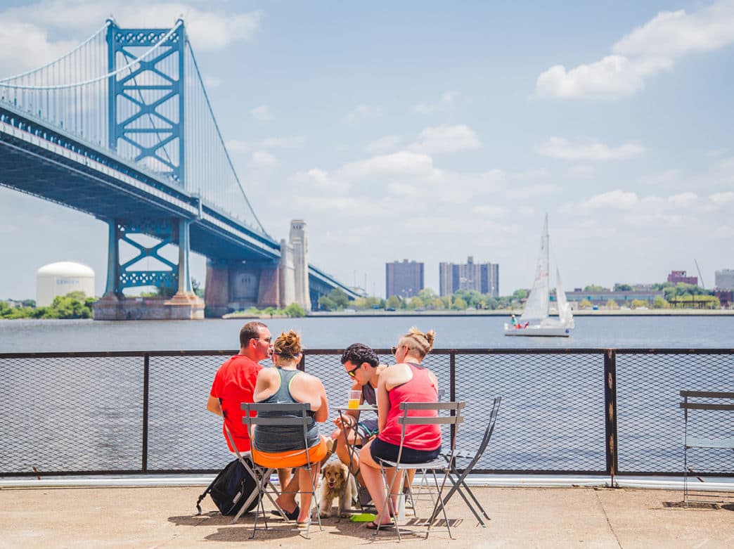 <b>Explore el moderno paseo marítimo de Filadelfia: </b>Una vez formado por muelles sin desarrollar y espacios públicos subutilizados, el paseo marítimo del río Delaware se ha convertido en uno de los espacios más activos en Filadelfia en el siglo XXI. Eso es gracias a la apertura de una serie de atracciones y parques emocionantes, Cherry Street Pier y Race Street Pier, así como lugares de temporada como Spruce Street Harbor Park y Blue Cross RiverRink, y eventos diversos y con mucha asistencia durante todo el año. Esas hermosas vistas del puente Benjamin Franklin, que conecta Filadelfia con Nueva Jersey, tampoco hacen daño.