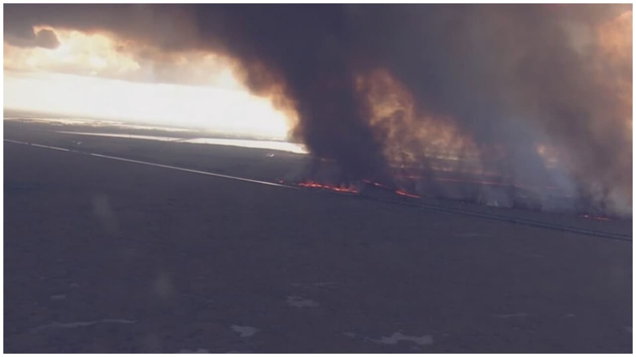 Incendios de maleza consumen miles de acres en Miami-Dade: autoridades cierran la avenida Krome