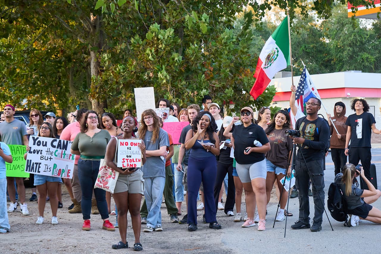 En el lugar de la protesta, en Tallahassee, el pasado viernes 25 de septiembre las cámaras de seguridad captaron un polémico operativo de ICE en un camión de comida mexicana en el que tres trabajadores guatemaltecos resultaron arrestados. Juniper Curtis/TCARE.