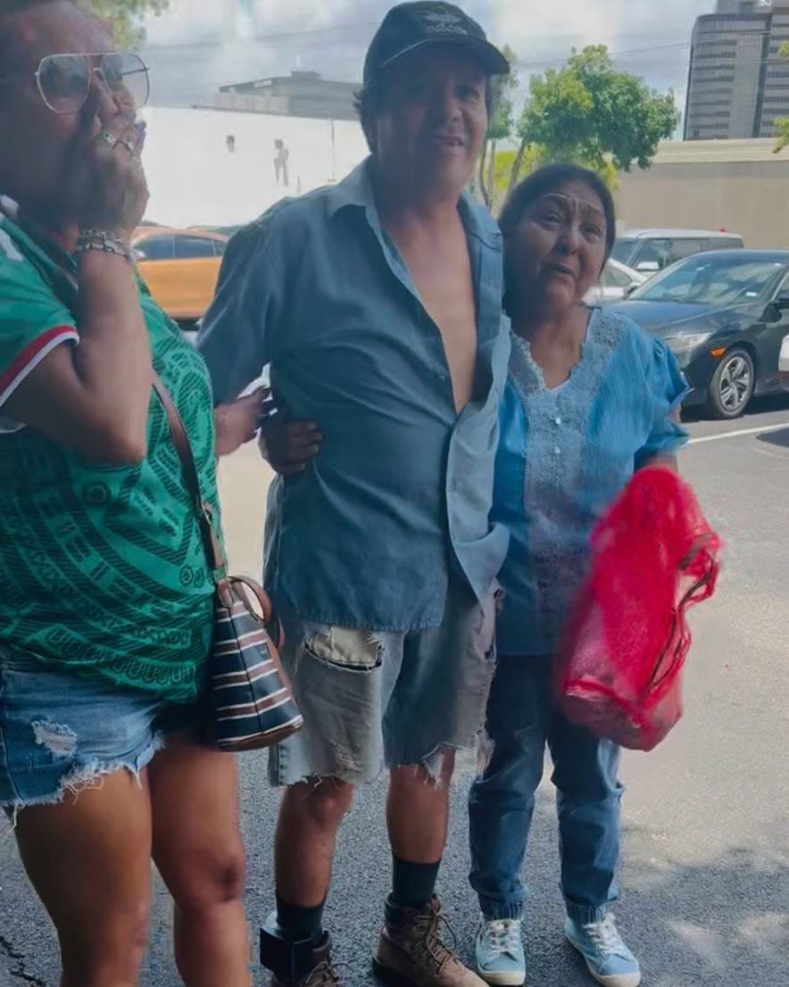 José Trinidad Rojas Pliego apareció en libertad por primera vez después de pasar varias semanas bajo custodia migratoria. La imagen difundida tras su salida muestra a uno de los testigos más importantes del caso que ha generado protestas, audiencias públicas y cuestionamientos sobre la actuación de agentes federales en Houston. Su liberación se produjo luego de que el juez federal Keith Ellison concluyera que mantenerlo detenido sin una determinación individualizada de fianza vulneraba sus derechos constitucionales. La decisión ordenó a las autoridades migratorias liberarlo en un plazo de 48 horas. Para la defensa y organizaciones comunitarias, su salida representa un paso importante para garantizar que pueda colaborar libremente en los procesos legales relacionados con la
<a href="https://www.univision.com/local/houston-kxln/exigen-revelar-la-identidad-del-agente-de-ice-involucrado-en-la-muerte-de-lorenzo-salgado">muerte de Lorenzo Salgado Araujo</a> y ofrecer su testimonio sobre lo ocurrido durante el operativo migratorio del 7 de julio.