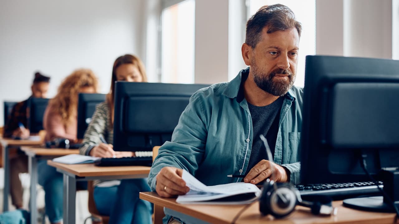 <h3 class="cms-H3-H3">Organizaciones que caminan junto a los migrantes </h3>Además de las instituciones públicas,
<b> hay organizaciones que llevan décadas acompañando a inmigrantes</b>:
<br>
<b>Catholic Charities:</b> con sedes en casi todo el país, ofrece clases de inglés, clases de ciudadanía y apoyo legal.
<br>👉🏻
<a href="https://www.catholiccharitiesusa.org/" target="_blank">catholiccharitiesusa.org</a>
<br>
<b>YMCA:</b> muchas sedes cuentan con programas de inglés para adultos y tutorías escolares.
<br>👉🏻
<a href="https://www.ymca.org/" target="_blank"> ymca.net</a>
<br>En ciudades como Nueva York, Boston o Miami, también hay institutos especializados en migrantes, como International Institute, que combina clases de inglés con talleres de empleo y adaptación cultural.