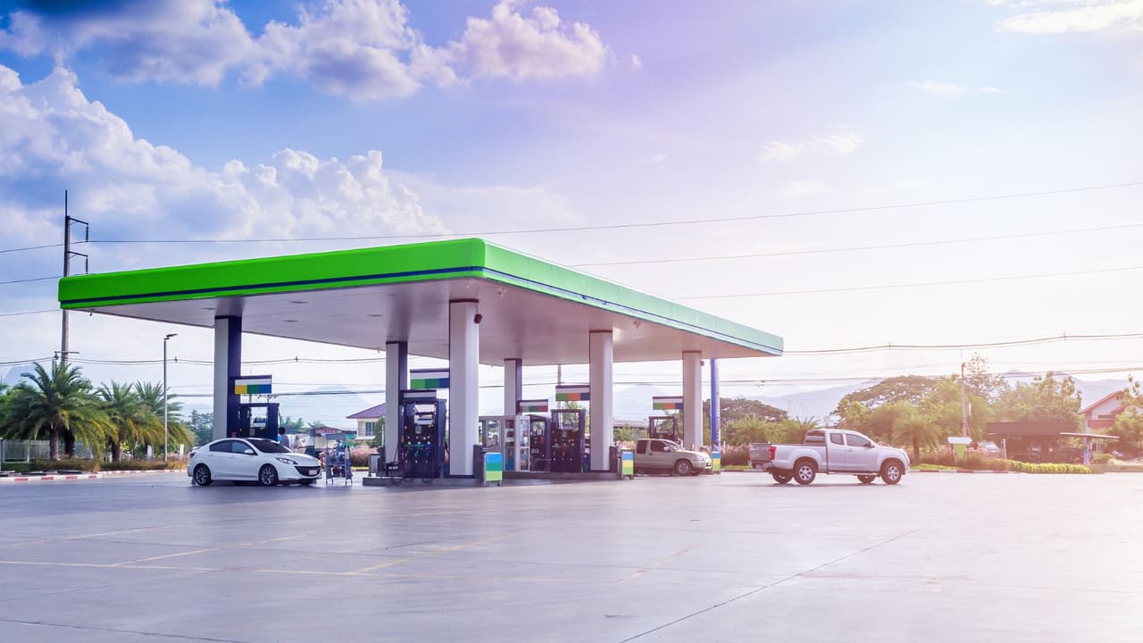 <h3 class="cms-H3-H3">Cómo ahorrar gasolina en Texas hoy: consejo práctico para pagar menos</h3> Cuando el precio de la gasolina en Texas hoy sube, una de las formas más efectivas de ahorrar
<b>es comparar antes de cargar combustible. </b>
<br>Los expertos recomiendan
<b> usar al menos dos aplicaciones para verificar precios cercanos y elegir la mejor opción</b> disponible.
<br>Así puedes hacerlo:
<br>⛽ Revisa GasBuddy para identificar las estaciones más baratas en tu zona
<br>⛽ Compara con Waze si ya estás en ruta
<br>⛽ Elige la opción con mejor precio sin alejarte demasiado
<br>La diferencia entre estaciones cercanas puede variar entre 10 y 20 centavos por galón. En un tanque completo,
<b>eso puede representar varios dólares de ahorro. </b>
<br>En periodos de precios altos, esta comparación rápida puede tener
<b> un impacto directo en el gasto semanal.</b>