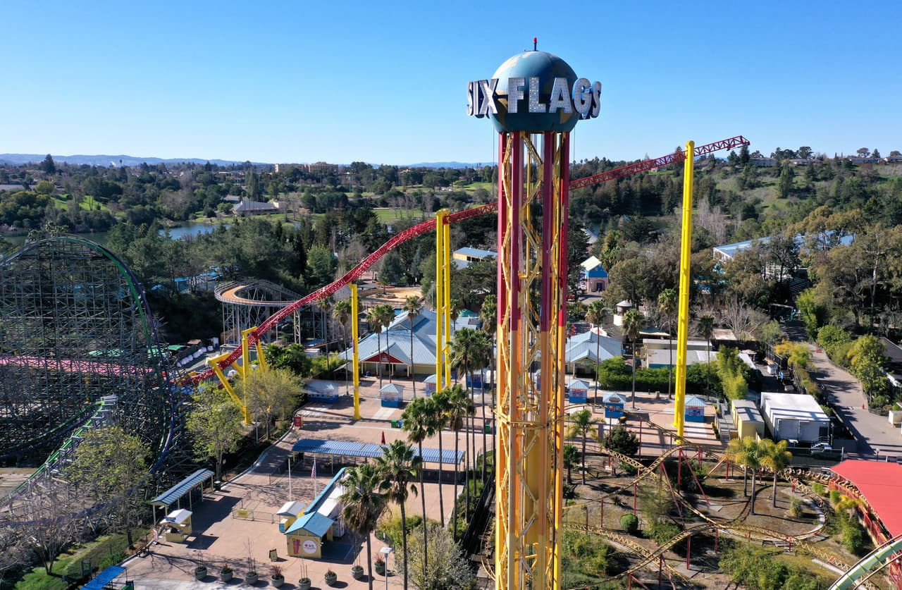 <h2 class="cms-H2-H2">4.- Six Flags Discovery Kingdom</h2>
<br>
<br>Si tu plan incluye montañas rusas y atracciones extremas, este parque será tu favorito; aquí la diversión y la adrenalina están garantizadas.
<br>
<br>¿Cuánto vas a gastar?
<b>La entrada cuesta $49.99 y el estacionamiento $40.</b>