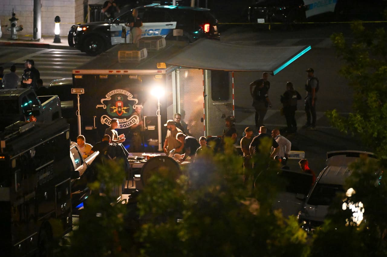 Secuestro en un banco en California: Dos rehenes liberados, pero siguen varias personas dentro con el hombre atrincherado
