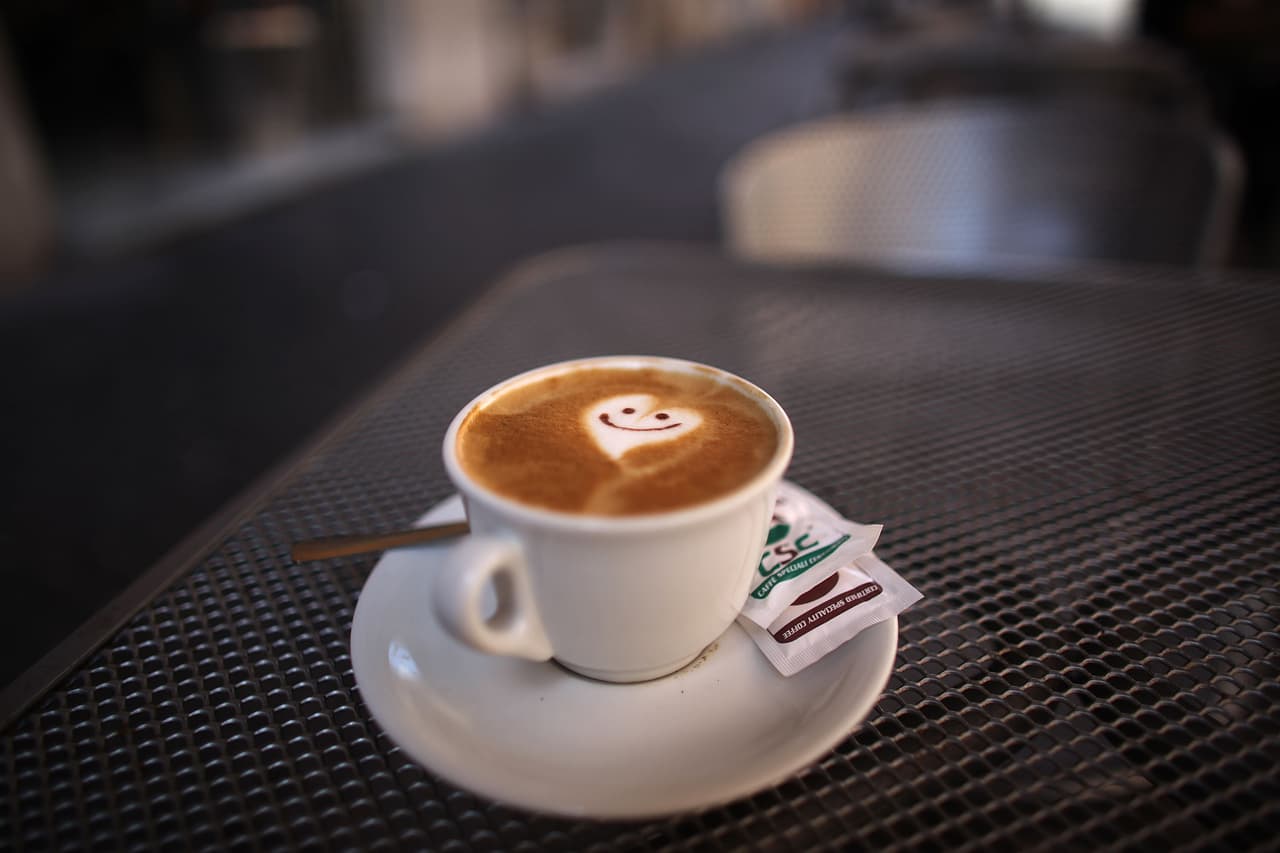 <b>Café:</b> tiene efecto antidepresivo pues la cafeína actúa en las células del cerebro conocidas como los receptores adenosina A2a. Además, investigaciones revelan que el consumo de cafeína es inversamente proporcional al riesgo de suicidio.