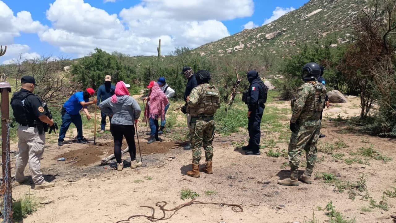 En las faldas del cerro El Chile, en el trayecto de la carretera
<b>Sáric-Sásabe, el colectivo Madres Buscadoras de Sonora, encabezado por Ceci Flores, localizó este fin de semana restos óseos</b> calcinados.
