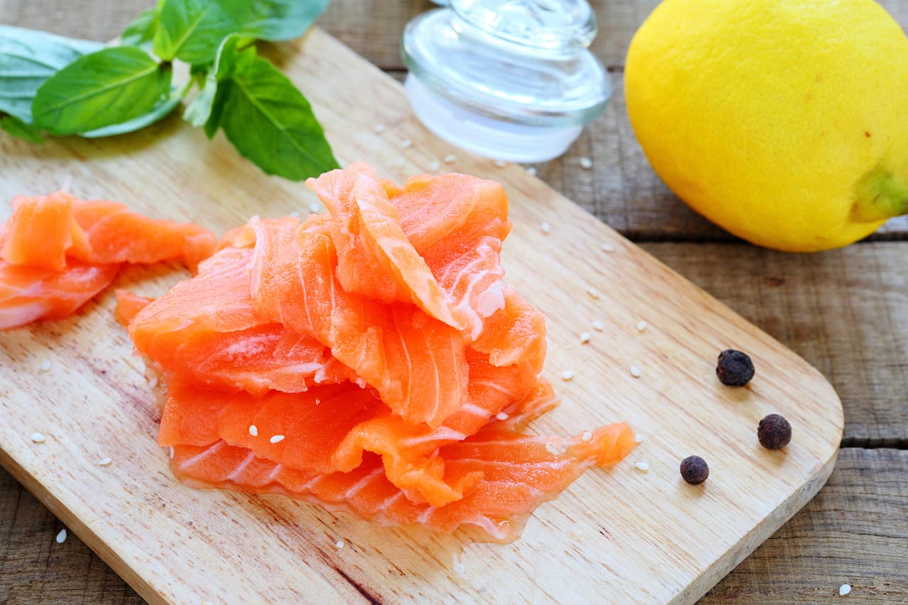 <b>Salmón:</b> los ácidos grasos Omega 3 que contiene este pescado son buenos para el corazón y por ende para el cerebro, según dijo el Doctor Cohen, presidente y psiquiatra jefe del Hospital McLean.