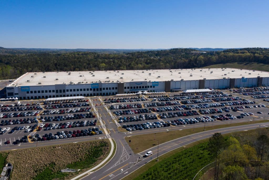 Esta imagen aérea muestra el gran tamaño de la planta de Amazon Inc. en Bessemer, Alabama, en donde trabajadores han creado un sindicato,