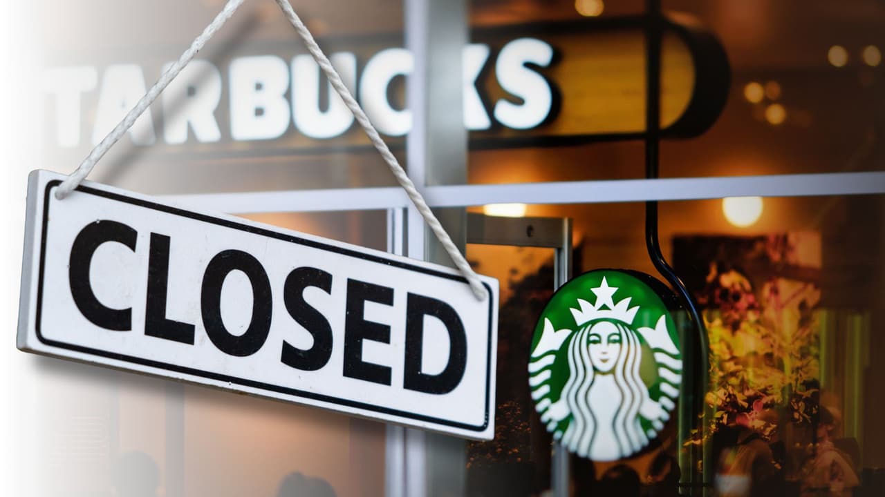 <b><a href="https://www.univision.com/noticias/la-cadena-starbucks-anuncia-despidos-masivos-y-cierres-de-tiendas-las-noticias-del-dia-video" target="_blank">Starbucks comenzó a cerrar decenas de sus cafeterías en Estados Unidos</a></b>. En Texas, ya
<b>se confirmaron al menos 20 direcciones</b>. La empresa asegura que
<b>es parte de su plan “Back to Starbucks”</b>, con el que busca
<b>espacios más cálidos y personal disponible en las horas de mayor tráfico</b>. La compañía calcula que
<b>en el año fiscal 2025 tendrá un recorte neto de alrededor del 1% de sus tiendas en Norteamérica</b>, y quedará, por ejemplo, con casi 18,300 locales entre Estados Unidos y Canadá. Para 2026,
<b>promete volver a crecer y rediseñar más de 1,000 cafeterías.</b>