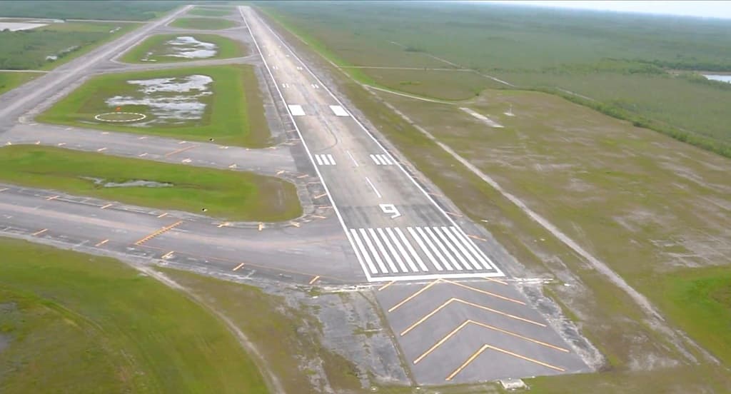 Un aeropuerto abandonado en los Everglades, equidistante entre Miami y Naples, fue el lugar escogido para crear el polémico
<b><a href="https://www.univision.com/local/miami-wltv/alcatraz-de-los-caimanes-la-nueva-carcel-para-inmigrantes-en-los-everglades-se-construye-con-fondos-de-fema" target="_blank">centro de detención de migrantes llamado por el gobierno como "Alcatraz de los caimanes"</a></b>.