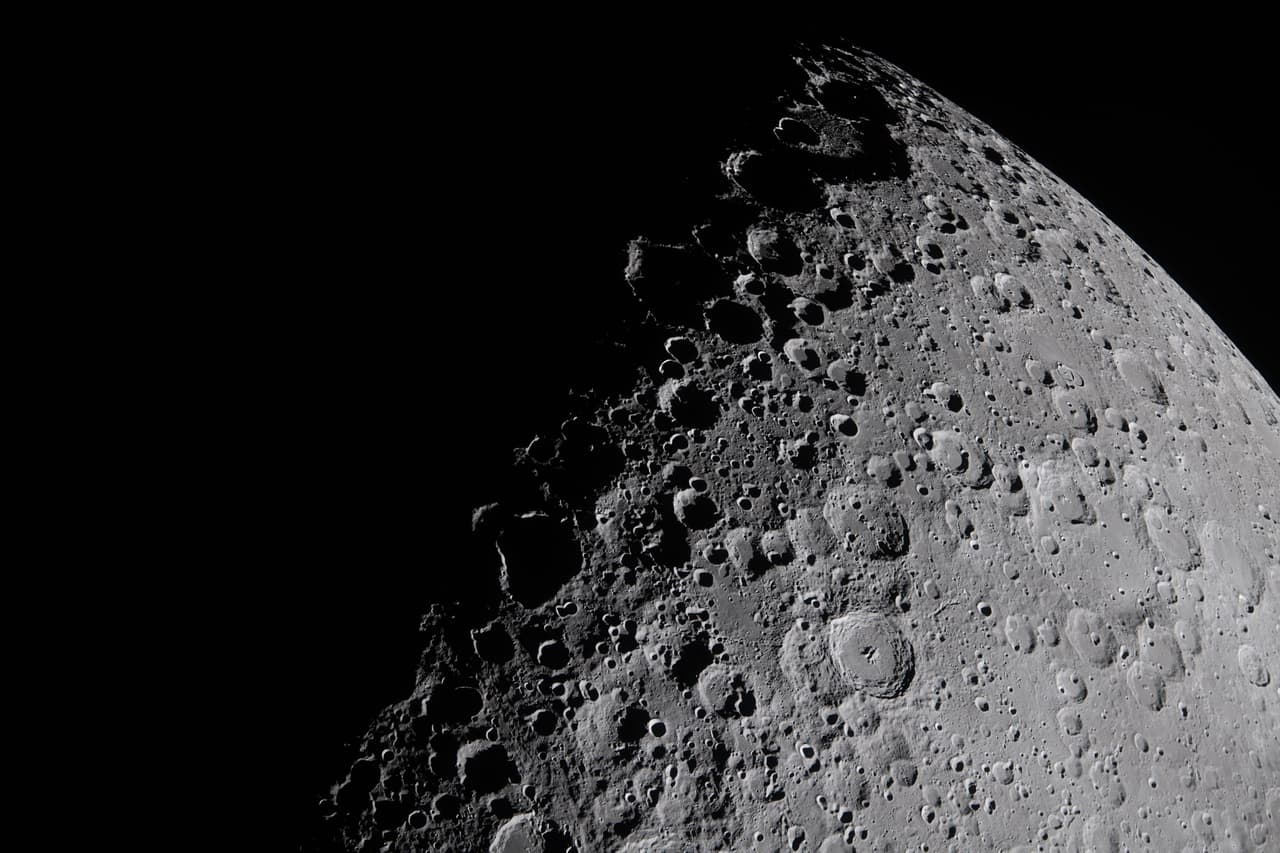 Cabe resaltar que toda la tripulación estuvo años estudiando la geografía lunar con el fin de prepararse para el gran acontecimiento, y durante las últimas semanas añadieron eclipses solares a su repertorio.